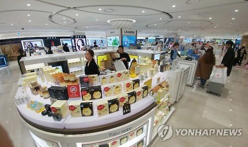 资料图片:济州乐天免税店内顾客不多。(韩联社)