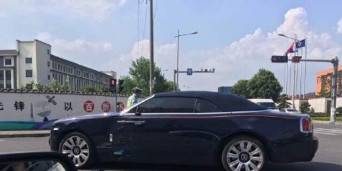 外卖小哥闯红灯撞豪车 车主:不打算追究责任自