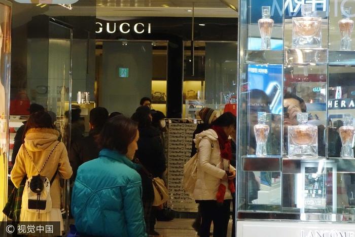 ▲国人在境外购买奢侈品。图/视觉中国