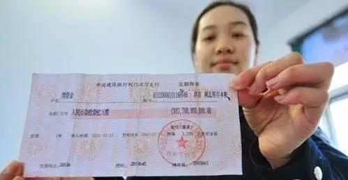 丈夫伪造存款单讨妻欢心， 妻子拿去银行改密码，结果悲剧了……