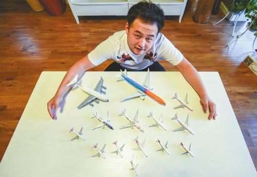 成都“飞友”李蒙骊,5年来收集了国内外多家航空公司的40多架飞机模型