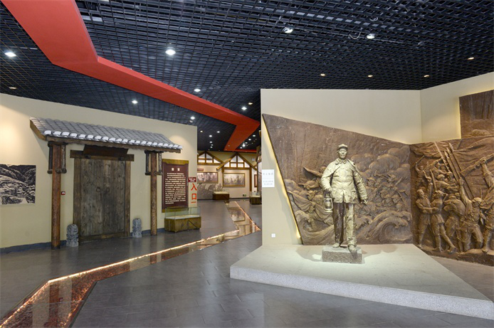 馆内塑像还原了毛泽东当时手提马灯的情景.png