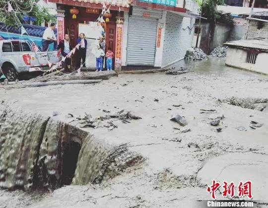 图为雨水冲刷的泥石流。 姚剑 摄