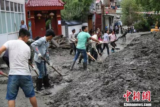 图为村民清淤救灾。 姚剑 摄