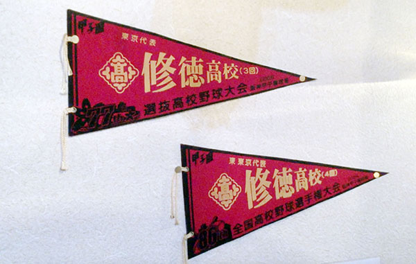 每次打进全国比赛的决赛阶段,教练们都会将纪念小旗挂在老人的店里