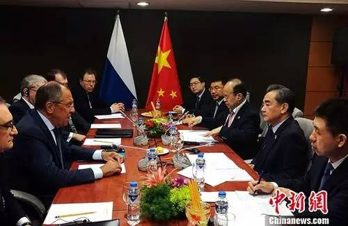 8月6日,中国外交部长王毅在菲律宾首都马尼拉出席东亚合作系列外长会期间,会见俄罗斯外长拉夫罗夫。<a href='http://www.chinanews.com/'>中新社</a>记者 关向东 摄