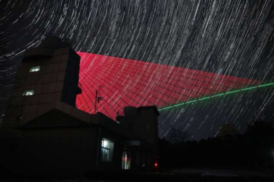 2016年11月28日,在河北兴隆观测站,“墨子号”量子科学实验卫星过境,科研人员在做实验。(合成照片)。 新华社记者金立旺 摄