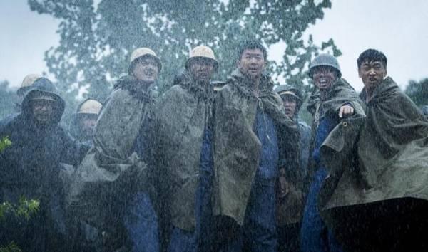 图片:为了保密,“543”部队指战员脱下军装穿着勘探队的工作服,导弹发射架也对外称打井架。