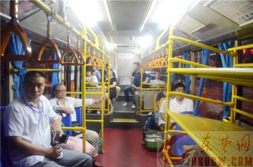 黎明“驶”者 本报记者体验黄石最早一班公交车