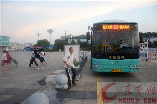 黎明“驶”者 本报记者体验黄石最早一班公交车