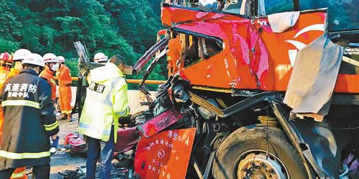 陕西省境内京昆高速公路安康段秦岭1号隧道发生一起大客车碰撞隧道口