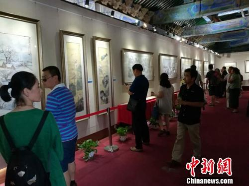 本次展览现场参观的人群。上官云 摄