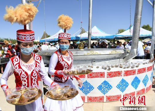 图为用世界最大平底锅烹饪60只羊制成的哈萨克族炕锅肉出锅。 杨艳敏 摄