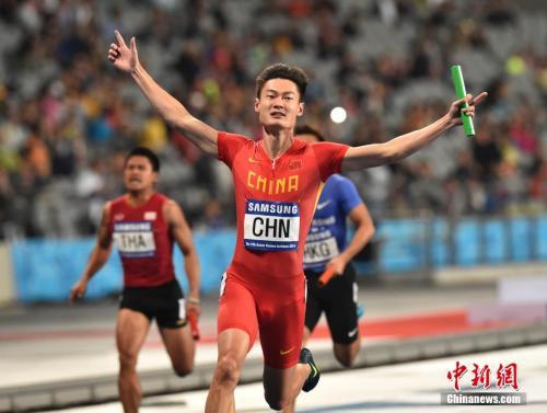 资料图:仁川亚运会田径男子4x100米接力决赛,陈时伟、谢震业、苏炳添和张培萌组成的中国队以37秒99的成绩夺得冠军,创造了新亚洲纪录。图为中国队最后一棒张培萌冲线后庆祝。 <a href='http://www.chinanews.com/'>中新社</a>发 侯宇 摄