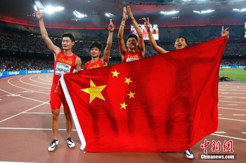 资料图:2015年北京田径世锦赛男子4X100米接力决赛,由莫有雪、谢震业、苏炳添、张培萌组成的中国队跑出38秒01,获得银牌。这是亚洲人首次登上该项目领奖台。 <a href='http://www.chinanews.com/'>中新社</a>发 富田 摄