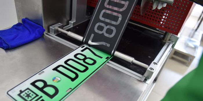 牌照怎么操作过户给别人 w700h350z1l10t106cc.jpg