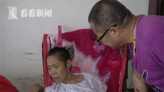 崔建国与妻子。