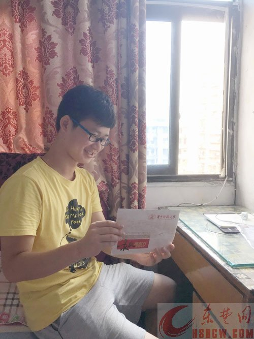 单亲妈妈做清洁 培养儿子上华科 孝顺儿子包揽了所有家务,还去做家教赚学费