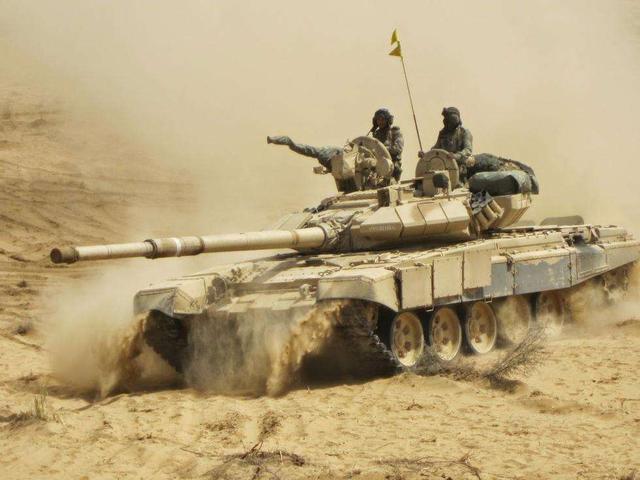 印度陆军T-90坦克试射时出现故障，炮塔被炸飞，疑似弹药发生殉爆