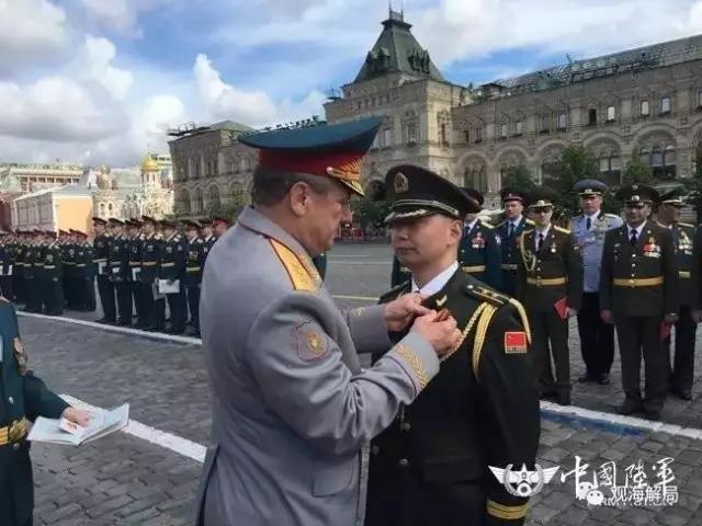 (顾静超接受金质奖章)