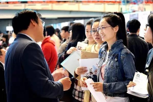 ▼东北五校大型招聘会上的求职者。