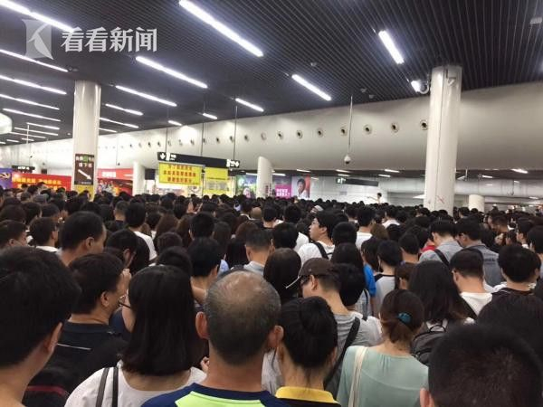 地铁站内人山人海