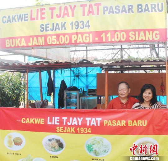 店虽简陋,但传承了80多年的中国手艺却仍然“正味”,小店老板夫妻对于做“炸鬼”的小营生,满足而且快乐。 林永传 摄
