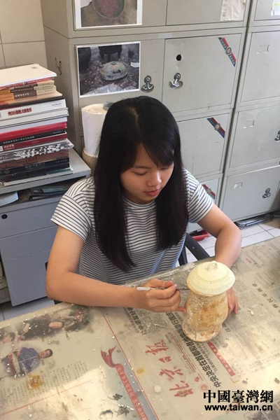 李雯薪在文物保护部实习,图为青铜模具刻花