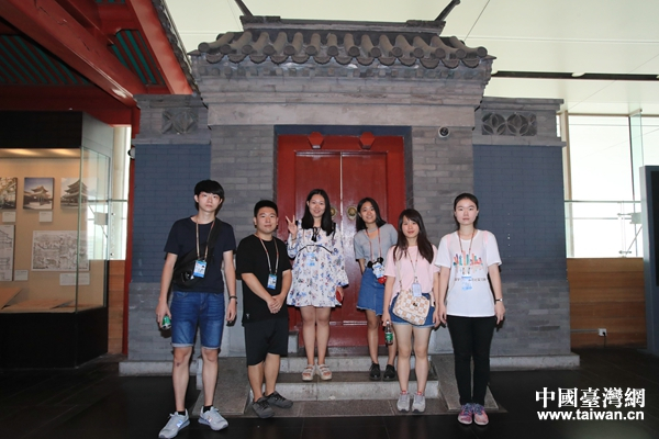 两岸青年参观首博《京城旧事·老北京民俗展》