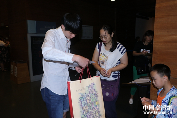 刘立禾发放调查问卷,并与游客沟通