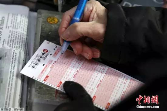 资料图:在美国华盛顿,一家便利店出售“强力球”彩票。