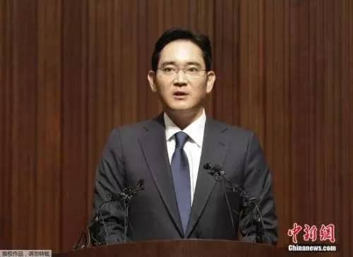 资料图:当地时间2015年6月23日,韩国首尔,时任三星电子副会长李在镕在位于首尔瑞草区的公司总部召开记者会,就三星首尔医院管理不力造成中东呼吸综合征(MERS)疫情扩散向国民道歉。