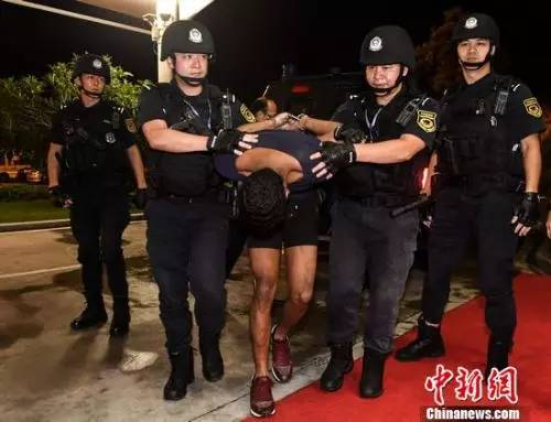 美籍逃犯弗格森·纳坤被中国警察押至机场。陈骥旻 摄