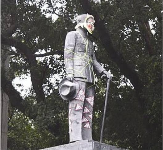 台湾台南大学府城校区中正馆的一尊蒋介石铜像被五花大绑