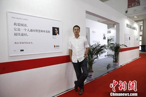 作家冰河。掌阅供图