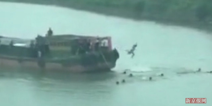 实拍:赌博人员跳河逃跑警察又救又抓 2死38人