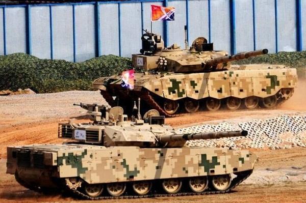 采用新一代国产动力系统的VT-4和VT-2改进型坦克正在进行表演