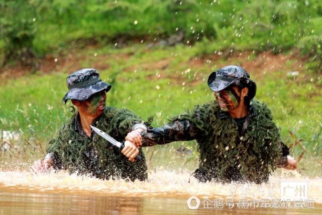 以前武装泅渡时嘴衔匕首多少还有点实用性,现在这么做恐怕连摆拍的宣传价值都没多少了
