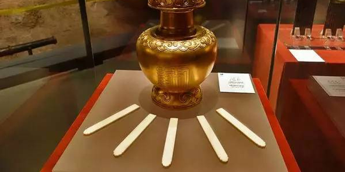 《藏传佛教活佛转世管理办法》的十年实践