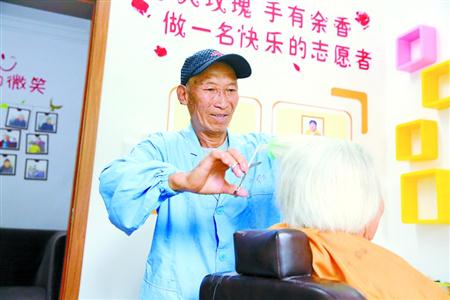 退休教师郭裕先50年义务理发数万次