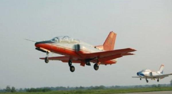 JL-8飞机也将继续留用