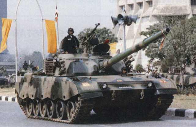 图片:阅兵前几个小时,一辆85-IIAP坦克发生电瓶爆炸。大雨迫使阅兵取消才没有丢更大的脸。