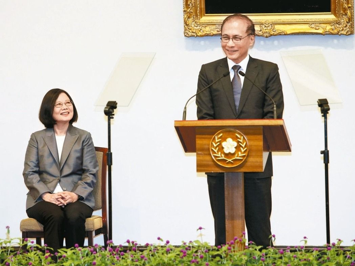 上任1年多为蔡英文背黑锅N次,"背锅侠"林全用完惨被弃