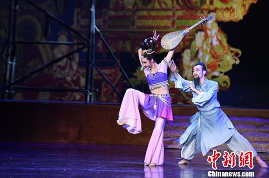 图为画工神笔张和歌伎英娘父女剧照。 杨艳敏 摄