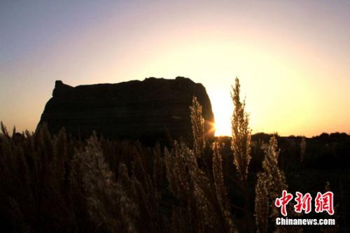 深秋十月,夕阳洒在玉门关遗址上,显得更加苍凉厚重、雄浑壮观,远眺如一幅秋景油画。 张晓亮 摄
