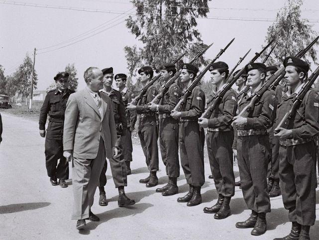 图片:1957年身为国防部长的皮埃尔·比洛特在检阅部队。