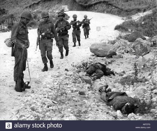 图为洪都拉斯士兵观察战死的萨尔瓦多士兵