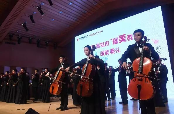 58中学生上台表演交响乐.jpg