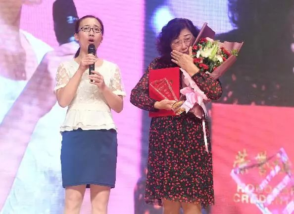 谈起往事,曲淑珍老师忍不住落泪.jpg