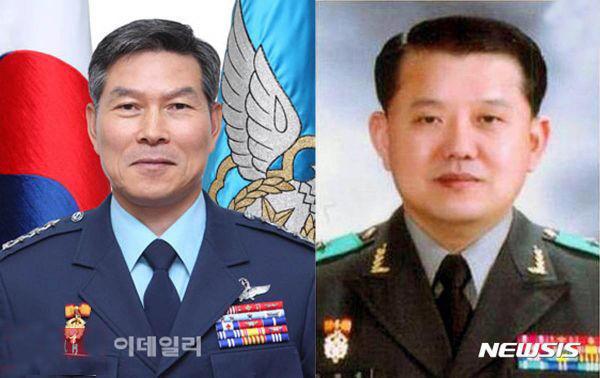 图为韩军新任联合参谋总长郑景斗(左)和美韩联合司令部司令金炳周。